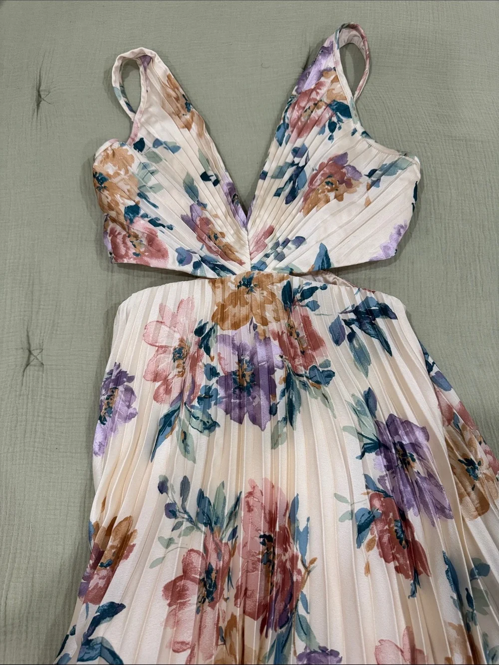 A&F Pleated Floral V-Neck Maxi Dress - Cream Floral